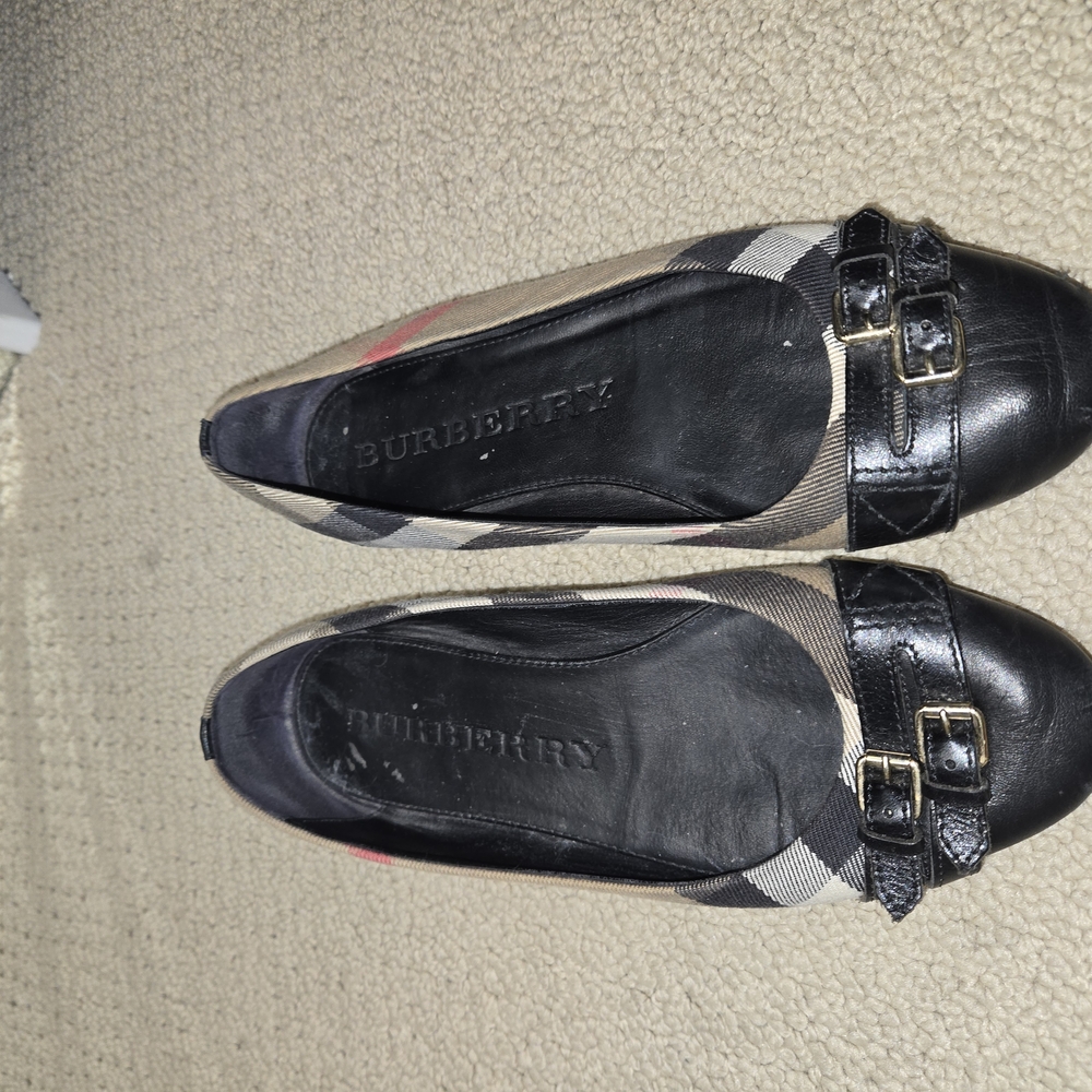 Burberry Women's Black and Tan Flats - Picture 3 of 7